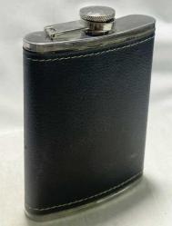 Avrupa Tasarımı Cep Matarası/9 oz. Paslamaz Çelik, Üzeri (Siyah) Deri Giydirme. Vidalı Kapak Mekanizma. Şık Tasarımıyla Günlük Kullanıma veya Dekoratif (Koleksiyonluk) Kullanıma Uygundur. (13x9 cm)