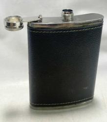 Avrupa Tasarımı Cep Matarası/9 oz. Paslamaz Çelik, Üzeri (Siyah) Deri Giydirme. Vidalı Kapak Mekanizma. Şık Tasarımıyla Günlük Kullanıma veya Dekoratif (Koleksiyonluk) Kullanıma Uygundur. (13x9 cm)