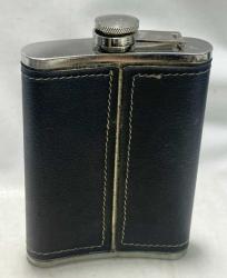 Avrupa Tasarımı Cep Matarası/9 oz. Paslamaz Çelik, Üzeri (Siyah) Deri Giydirme. Vidalı Kapak Mekanizma. Şık Tasarımıyla Günlük Kullanıma veya Dekoratif (Koleksiyonluk) Kullanıma Uygundur. (13x9 cm)