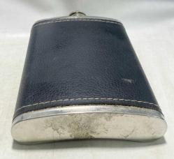 Avrupa Tasarımı Cep Matarası/9 oz. Paslamaz Çelik, Üzeri (Siyah) Deri Giydirme. Vidalı Kapak Mekanizma. Şık Tasarımıyla Günlük Kullanıma veya Dekoratif (Koleksiyonluk) Kullanıma Uygundur. (13x9 cm)