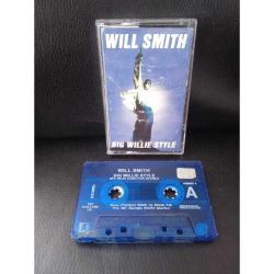 Kaset Will Smith big willie style albümü. Kartonette yıpranma var, kasette fotoğrafta görülen dinlemeye engel olmayan kırık mevcut