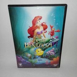 DVD Disney Prenses Küçük Deniz Kızı. Türkçe dublaj ve altyazı seçenekli. Çalışmasını etkilemeyen yoğun çizikler var. Baştan sona sorunsuz çalışıyor.