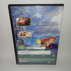 DVD Disney Prenses Küçük Deniz Kızı. Türkçe dublaj ve altyazı seçenekli. Çalışmasını etkilemeyen yoğun çizikler var. Baştan sona sorunsuz çalışıyor.