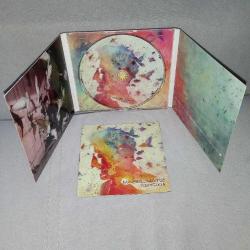 CD Mabel Matiz Yaşım Çocuk albümü. Orijinal, Kitapçıklı. Dinlemeyi etkilemeyen yoğun çizikler var. Baştan sona sorunsuz çalışıyor.