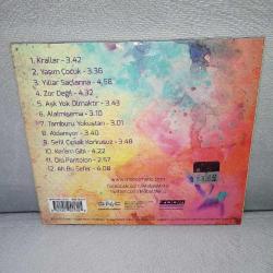 CD Mabel Matiz Yaşım Çocuk albümü. Orijinal, Kitapçıklı. Dinlemeyi etkilemeyen yoğun çizikler var. Baştan sona sorunsuz çalışıyor.