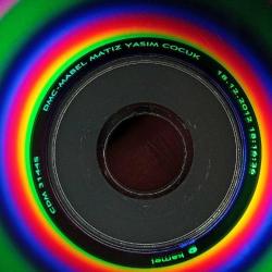 CD Mabel Matiz Yaşım Çocuk albümü. Orijinal, Kitapçıklı. Dinlemeyi etkilemeyen yoğun çizikler var. Baştan sona sorunsuz çalışıyor.