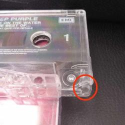 Kaset Deep Purple smoke on the water the best of albümü. Orijinal 1994 Hollanda baskı. Kasetin ikinci yüzündeki yazılar silinmiş ve çalışmasına engel olmayan minik kırık var. Sorunsuz çalışıyor