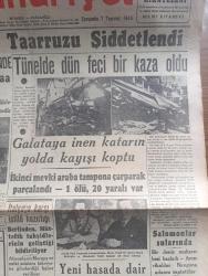 Cumhuriyet Gazetesi - 7 Temmuz 1943 - bizim türkçülüğümüz yazan Nadir Nadi Başmakale - şarkta Alman taarruzu şiddetlendi - Orel Bielgord istikametinde Almanlar Rus müdafaa hatlarına girdiler - zırhlı birliklerin himayesinde savaşa tutuşan Alman piyadeleri fotoğraf - Karaköy tünelde dün feci bir kaza oldu - galata'ya inen katar'ın yolda kayışı koptu fotoğraf - Tünel kazasında 1 ölü 20 yaralı var - İtalya'ya karşı istila hazırlığı - Orel Ve Harkof arasında başlayan Alman taarruz istikametini gösterir harita - Askeri Vaziyet Yazan Emekli General H. Emir Erkilet Yazı Dizisi - Sikorsky suikaste mi Kurban gitmiş -  Merhum Cevad Abbas'ın cenaze töreni fotoğraf - Salomonlar sularında bir deniz Muharebesi başladı - bisiklet birinciliği Ankara takımı tarafından kazanıldı fotoğraf - vur patlasın Revüsü bu akşam Maksim bahçesinde - tifüs'e karşı temizlik tedbirleri genişletiliyor - Varlık vergisi tahsilatı - Milli Piyango bugün çekiliyor - fenni sünnetçi Emin Fidan - Atlantik tayyarecileri filmi