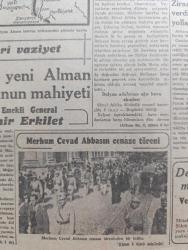 Cumhuriyet Gazetesi - 7 Temmuz 1943 - bizim türkçülüğümüz yazan Nadir Nadi Başmakale - şarkta Alman taarruzu şiddetlendi - Orel Bielgord istikametinde Almanlar Rus müdafaa hatlarına girdiler - zırhlı birliklerin himayesinde savaşa tutuşan Alman piyadeleri fotoğraf - Karaköy tünelde dün feci bir kaza oldu - galata'ya inen katar'ın yolda kayışı koptu fotoğraf - Tünel kazasında 1 ölü 20 yaralı var - İtalya'ya karşı istila hazırlığı - Orel Ve Harkof arasında başlayan Alman taarruz istikametini gösterir harita - Askeri Vaziyet Yazan Emekli General H. Emir Erkilet Yazı Dizisi - Sikorsky suikaste mi Kurban gitmiş -  Merhum Cevad Abbas'ın cenaze töreni fotoğraf - Salomonlar sularında bir deniz Muharebesi başladı - bisiklet birinciliği Ankara takımı tarafından kazanıldı fotoğraf - vur patlasın Revüsü bu akşam Maksim bahçesinde - tifüs'e karşı temizlik tedbirleri genişletiliyor - Varlık vergisi tahsilatı - Milli Piyango bugün çekiliyor - fenni sünnetçi Emin Fidan - Atlantik tayyarecileri filmi
