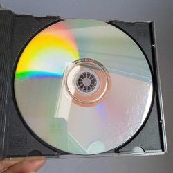 DVD Michael Jackson moonwalker. Kartoneti yok. Cd kabı içerisinde gönderim yapılacaktır. Çalışmasına engel olmayan çizikleri var. Sorunsuz çalışıyor.