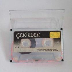 Kaset Bülent Ortaçgil benimle oynar mısın Bülent albümü. Orijinal. Dönem Kağıt baskı. Çekirdek Sanat Evi. Kartoneti yok. Sorunsuz çalışıyor.