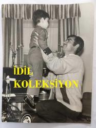 NURİ SESİGÜZEL'İN BÜYÜK BOY ORİJİNAL FOTOĞRAFI  - 24 x 18 cm EBADINDA  - NURİ SESİGÜZEL EVİNDE OĞLU MEHMET'İ KUCAKLAYIP HAVAYA KALDIRIRKEN ÇEKİLMİŞ NET KALİTEDE ÇOK GÜZEL BİR HATIRA FOTOĞRAFI... ÖZEL ARŞİV.