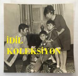 NURİ SESİGÜZEL'İN BÜYÜK BOY ORİJİNAL FOTOĞRAFI  - 18 x 18 cm EBADINDA  - NURİ SESİGÜZEL EVİNDE OĞLU MEHMET,  KIZI BİRGİ ve EŞİ AYSEL SESİGÜZEL'LE NEŞE İÇİNDE ZAMAN GEÇİRİRKEN ÇEKİLMİŞ NET KALİTEDE GÜZEL BİR HATIRA FOTOĞRAFI... ÖZEL ARŞİV.