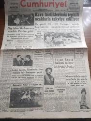 Cumhuriyet Gazetesi - 31 Ekim 1949 - başbakanın rolü Cumhuriyet Başmakale - Dışişleri bakanımız Necmettin Sadak uçakla Paris'e gitti fotoğraf - Necmettin Sadak Tito'nun inanmış bir komünist olduğundan şüphesi bulunmadığını söyledi - hava birliklerimiz tepkili uçaklarla takviye ediliyor - ilk parti 40 50 vampir uçağı bugünlerde memleketimize gelecek fotoğraf - Hava Kuvvetleri başkomutanı Orgeneral Zeki Doğan fotoğraf - Amerikalı tanınmış gazeteci Walter Lippmann İstanbul'da fotoğraf - Celal Bayar Manisa'da Dün mühim bir konuşma yaptı - Galatasaray Vefa'yı 1 0 mağlup etti fotoğraf - 7.500 saat Uçan kadın Jacline Cochrane fotoğraf - Truman'ın İsmet İnönü'ye telgrafı -  Çelik Kralı Andrew Carnegie - Ankara'da Mehmet Akif sokağı - Turgut Reis yazan Halikarnas Balıkçısı Yazı Dizisi - İstanbulspor Emniyet 1 1 berabere kaldı - Nafi Atuf Kansunun cenazesi Dün törenle kaldırıldı - Zafer abidesi filmi Melek sinemasında - İstanbul Ankara Radyosu Programı - Parker 51 dolma kalem - Tiyatro