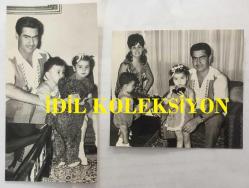 NURİ SESİGÜZEL'İN ORİJİNAL 2'Lİ FOTOĞRAF SETİ  - 17 x 9 cm ve 12 x 12 cm EBADINDA  - NURİ SESİGÜZEL EVİNDE OĞLU MEHMET,  KIZI BİRGİ ve EŞİ AYSEL SESİGÜZEL'LE NEŞE İÇİNDE ZAMAN GEÇİRİRKEN ÇEKİLMİŞ NET KALİTEDE 2 HATIRA FOTOĞRAFI... ÖZEL ARŞİV.