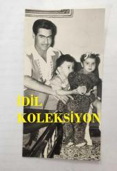 NURİ SESİGÜZEL'İN ORİJİNAL 2'Lİ FOTOĞRAF SETİ  - 17 x 9 cm ve 12 x 12 cm EBADINDA  - NURİ SESİGÜZEL EVİNDE OĞLU MEHMET,  KIZI BİRGİ ve EŞİ AYSEL SESİGÜZEL'LE NEŞE İÇİNDE ZAMAN GEÇİRİRKEN ÇEKİLMİŞ NET KALİTEDE 2 HATIRA FOTOĞRAFI... ÖZEL ARŞİV.