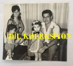NURİ SESİGÜZEL'İN ORİJİNAL 2'Lİ FOTOĞRAF SETİ  - 17 x 9 cm ve 12 x 12 cm EBADINDA  - NURİ SESİGÜZEL EVİNDE OĞLU MEHMET,  KIZI BİRGİ ve EŞİ AYSEL SESİGÜZEL'LE NEŞE İÇİNDE ZAMAN GEÇİRİRKEN ÇEKİLMİŞ NET KALİTEDE 2 HATIRA FOTOĞRAFI... ÖZEL ARŞİV.