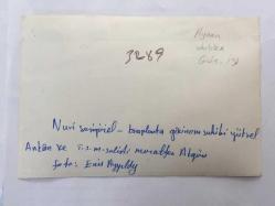 TÜRK SANAT MÜZİĞİ SOLİSTİ MUZAFFER AKGÜN ve NURİ SESİGÜZEL'İN ORİJİNAL FOTOĞRAFI  - 18 x 12 cm EBADINDA  - NURİ SESİGÜZEL, MUZAFFER AKGÜN ve KAZABLANKA GAZİNO'NUN SAHİBİ YÜKSEL ANLAR, EV ORTAMINDA HATIRA POZU VERİRLERKEN ÇEKİLMİŞ BİR FOTOĞRAF - FOTO: ENİS AYYILDIZ