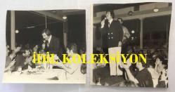 NURİ SESİGÜZEL'İN ORİJİNAL 2'Lİ FOTOĞRAF SETİ - 16 x 14 cm EBADINDA  - NURİ SESİGÜZEL BİR MEKANDA MÜŞTERİLERİN MASASINA GELİP ŞARKI OKURKEN ÇEKİLMİŞ 2 FARKLI FOTOĞRAF