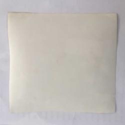 NURİ SESİGÜZEL'İN ORİJİNAL 2'Lİ FOTOĞRAF SETİ - 16 x 14 cm EBADINDA  - NURİ SESİGÜZEL BİR MEKANDA MÜŞTERİLERİN MASASINA GELİP ŞARKI OKURKEN ÇEKİLMİŞ 2 FARKLI FOTOĞRAF