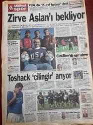 MİLLİYET GAZETESİ DOĞUM GÜNÜ HEDİYESİ - 4 KASIM 1998 - TAM TAKIM 32 SAYFADIR -Hasan Cemal-Nuh Mete Yüksel-Deniz Baykal-Levent Kırca-Derya Sazak-Sema Karabıyık-Derya Tuna-Selim Genç-Sedat Benli-Fatih Terim-Murat Ağca-Bilal Meşe-Güven Taner-Orçun Onat-Bülent Karpat-Doğan Koloğlu-Atila Gökçe-Erman Şener-Vedat Yetişen-Vedat Yetişenler-Gürcan Bilgiç-Bülent Karpat-Güneri Cıvaoğlu-Zafer Mutlu-Tayfun Doğan-Bülent Erkmen-Nesim Malki-Bedirhan Zeki-Taylan Doğan-ABD-İngiltere-Hollanda-Almanya-Fransa-İspanya-Yunanistan-Arnavutluk-Fazilet uyarısı-Terror tuner Aşıyı Scutz-Almanya uyuyor mu-Malki tetikçisi cezaevinde-Gedik gözaltına alındı-Önleyici güvence-CHP desteği grevi erteletti-Bir kamyon bin kaset-Hasan Cemal Milliyet’te-Adriyatik’ten Çin Seddi’ne-Zirve Aslan’ı bekliyor-Toshack çilingir arıyor-Valerenga bizden korksun-Cim Bom’da sarı alarm-Hedef bir puan-Oğuz Aykut Adana’da-Balic Boliç forvette-Yüzler gülüyor-Fenerbahçe’de çaycı yok-Tofaş rövanşı aldı-Avrupa gecesi-Salkım iğrenç poz veriyorlar-