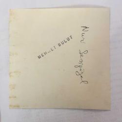 NURİ SESİGÜZEL'İN ORİJİNAL FOTOĞRAFI - 11 x 11 cm EBADINDA  - NURİ SESİGÜZEL EŞİ AYSEL SESİGÜZEL'LE EVLERİNDE HATIRA POZU VERİRLERKEN ÇEKİLMİŞ BİR FOTOĞRAF (MEHMET BULUT)