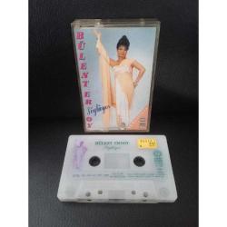 Kaset Bülent Ersoy söylüyor ak güvercin albümü. Orijinal 1987 kemik baskı. Temiz. Koleksiyonluk