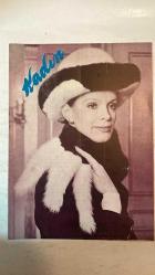 KADIN DERGİSİ, SİYASAL, SOSYAL, EĞİTSEL - TARİH: KASIM 1975 SAYI: 1082 -Beykoz’la sandalcı Seyfi.Yazan Hasene Ilgaz-Şefika Gaspıralı -ONLARA SESLENİYORUM, YAZAR: İFFET HALİM ORUZ - ELLEME YAKARSA YAKSIN DA GİTSİN, YAZAR: MUSTAFA E. ULUGÜR - ÇALIŞAN KADINLAR (ZONTA) TENİS ESKRİM KULÜBÜNDE, YAZAR: MERAL DİVİTÇİ - YARISI BENİM, YAZAR: HÜCESTE AKSAVURUN - DOĞA, YAZAR: KENAN TAYMAZ - BAZI DİLEKLER, YAZAR: A. REFİK NOYAN - GERÇEK, YAZAR: YILMAZ PEKER - KAPICI, YAZAR: MEHMET ESENYEL - TÜRKİYE GARANTİ BANKASI REKLAMI - HEKİMLİKTE TÜRK KADINININ YERİ, YAZAR: PROF. DR. İLHAN KERSE - ARTIK AFFETMEM, YAZAR: FÜSUN YÜCESOY - KAHBE YUNAN, YAZAR: AYŞEN ERKALIR - TAM TAKIM EKSİKSİZ 34 SAYFA