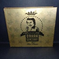 CD Orhan Gencebay ile Bir Ömür albümü. 33 sanatçı 33 eser. 2 cd ve kitapçık mevcut. Dinlemeyi etkilemeyen çizikler var. Sorunsuz çalışıyor.  Ajda Pekkan Athena Berkay Candan Erçetin Demet Akalın Deniz Seki Duman Ebru Gündeş Emel sayın Emre Aydın Hande Yener İzel Kutsi Manga Mustafa Ceceli Mustafa sandal Nilüfer Nükhet Duru Özcan Deniz Rafet el roman Seksendört Serdar Ortaç Sezen Aksu Sibel Can Şevval sam Tarkan Volkan Konak Yaşar Yıldız Tilbe Yıldız usmanova Zara Zerrin Özer