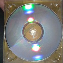 CD Orhan Gencebay ile Bir Ömür albümü. 33 sanatçı 33 eser. 2 cd ve kitapçık mevcut. Dinlemeyi etkilemeyen çizikler var. Sorunsuz çalışıyor.  Ajda Pekkan Athena Berkay Candan Erçetin Demet Akalın Deniz Seki Duman Ebru Gündeş Emel sayın Emre Aydın Hande Yener İzel Kutsi Manga Mustafa Ceceli Mustafa sandal Nilüfer Nükhet Duru Özcan Deniz Rafet el roman Seksendört Serdar Ortaç Sezen Aksu Sibel Can Şevval sam Tarkan Volkan Konak Yaşar Yıldız Tilbe Yıldız usmanova Zara Zerrin Özer