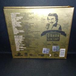 CD Orhan Gencebay ile Bir Ömür albümü. 33 sanatçı 33 eser. 2 cd ve kitapçık mevcut. Dinlemeyi etkilemeyen çizikler var. Sorunsuz çalışıyor.  Ajda Pekkan Athena Berkay Candan Erçetin Demet Akalın Deniz Seki Duman Ebru Gündeş Emel sayın Emre Aydın Hande Yener İzel Kutsi Manga Mustafa Ceceli Mustafa sandal Nilüfer Nükhet Duru Özcan Deniz Rafet el roman Seksendört Serdar Ortaç Sezen Aksu Sibel Can Şevval sam Tarkan Volkan Konak Yaşar Yıldız Tilbe Yıldız usmanova Zara Zerrin Özer