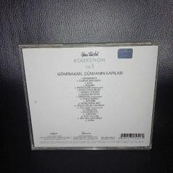 CD Yeni türkü koleksiyon albümü 3 cd. Orijinal. Sorunsuz çalışıyor.   Yeni türkünün en sevilen parçalarından oluşan 3 albüm -günebakan, dünyanın kapıları -Vira vira -her dem Yeni türkü
