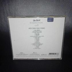 CD Yeni türkü koleksiyon albümü 3 cd. Orijinal. Sorunsuz çalışıyor.   Yeni türkünün en sevilen parçalarından oluşan 3 albüm -günebakan, dünyanın kapıları -Vira vira -her dem Yeni türkü