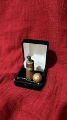 1920-1930 ( NADİR ) ANTİKA PİRİNÇ LUTENYA DAMGALI  BENZİNLİ ÇAKMAK