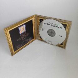 CD the best of Ajda Pekkan. Dinlemeyi etkilemeyen çizikler var. Orijinal. Sorunsuz çalışıyor.