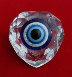 Antika - Kristal Nazar Boncuğu Objesi/Elmas Kesim ve Kalp Tarzındadır. Boncuğun Altında "Miss You" Yazısı Mevcuttur. Süs ve Kağıt Ağırlığı Olarak Kullanılabilir. 1990'lar. Temiz ve Mükemmel Durumdadır. (72,66 gr/50x50x35 mm) - kitantik - kitaLog