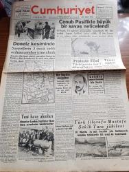 Cumhuriyet Gazetesi - 5 Mart 1943 - Sulha dair yazan Yunus Nadi Abalıoğlu Başmakale - Donetz kesiminde sovyetlerin 3. Zırhlı ordusu çember içine alındı - Alman kıtaları mühimmatının muhafaza olduğu yerler fotoğraf - piyade erlerine el bombası dağıtılıyor fotoğraf - Şark cephesinde son durumu gösterir harita - Cenup Pasifik'te Büyük bir savaş neticelendi - bir Japon gemi kafilesine hava taarruzu esnasında fotoğraf - Bulgar başvekili profesör Filof Türkiye'nin kati bitaraflığına emin - bir İngiliz denizaltısı Cenova'da deniz tezgahlarını top ateşine tuttu - Londra sığınaklarında bir facia - Türk filozofu Mustafa Şekip Tunç jübilesi fotoğraf - Almanlar Londra İngilizler Hamburg çevrelerini bombaladılar - müttefik tayyarelerin Mihver memleketlerine attıkları ağır bombalar fotoğraf - Doktor pinpon filmi elhamra sinemasında - Kamil Tekin esrarlı hayal oyunları ses tiyatrosunda - bizim edebiyatımız yazan Nurullah Ataç - Toros çocuğu yazan M. Şevket Yazman Yazı Dizisi - unutulan Varlık vergisi
