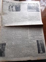Cumhuriyet Gazetesi - 3 Eylül 1939 - devletler arasında nizam ve ahlak yazan Yunus Nadi Başmakale - İtalya sulh teklifinde bulundu - İngiltere ve Fransa bugün öğleye kadar Almanya'dan müspet cevap gelmezse derhal harp ilan edecekler - Dün İngiliz ve Fransız meclisleri toplandı - muharebe devam ediyor - Alman tayyareleri Dün de Varşova'yı bombaladılar - Leh tebliğine göre 100 Alman tankı tahrip edildi ve 37 tayyare düşürüldü - direnişe devam edeceklerini bildiren leh ordusuna mensup bir Süvari kıtası fotoğraf - Fransız parlamentosu 69 milyarlık harp tahsisatı kabul etti - başvekil general Slavoj Skladkovski Lehistan hudutlarını değil hayatını müdafaa etmektedir dedi - Amerika'da demokrasiler lehine cereyan başladı - Buhara güneşi yazan Orhan Rahmi Yazı Dizisi - Alman mektepleri bu sene açılmayacak - Şehir Hastanesi planı yapan mühendis Valter davet edildi - Bolu halkevinin faydalı köy gezileri fotoğraf - yeşilköy'de bulunan tarihi eserler - Cannes film festivali için hazırlanmış filmler