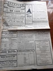 Cumhuriyet Gazetesi - 3 Eylül 1939 - devletler arasında nizam ve ahlak yazan Yunus Nadi Başmakale - İtalya sulh teklifinde bulundu - İngiltere ve Fransa bugün öğleye kadar Almanya'dan müspet cevap gelmezse derhal harp ilan edecekler - Dün İngiliz ve Fransız meclisleri toplandı - muharebe devam ediyor - Alman tayyareleri Dün de Varşova'yı bombaladılar - Leh tebliğine göre 100 Alman tankı tahrip edildi ve 37 tayyare düşürüldü - direnişe devam edeceklerini bildiren leh ordusuna mensup bir Süvari kıtası fotoğraf - Fransız parlamentosu 69 milyarlık harp tahsisatı kabul etti - başvekil general Slavoj Skladkovski Lehistan hudutlarını değil hayatını müdafaa etmektedir dedi - Amerika'da demokrasiler lehine cereyan başladı - Buhara güneşi yazan Orhan Rahmi Yazı Dizisi - Alman mektepleri bu sene açılmayacak - Şehir Hastanesi planı yapan mühendis Valter davet edildi - Bolu halkevinin faydalı köy gezileri fotoğraf - yeşilköy'de bulunan tarihi eserler - Cannes film festivali için hazırlanmış filmler