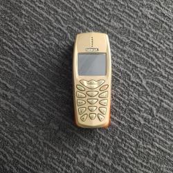 Nokia 3510 eski model koleksiyonluk tuşlu telefon.