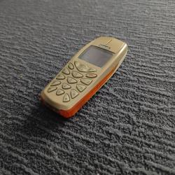Nokia 3510 eski model koleksiyonluk tuşlu telefon.
