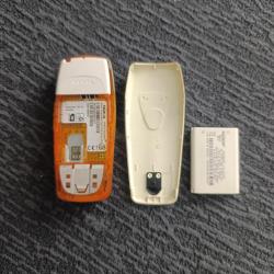 Nokia 3510 eski model koleksiyonluk tuşlu telefon.