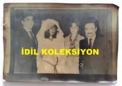 TÜRKİYE CUMHURİYETİ ESKİ BAŞBAKANI BÜLENT ECEVİT'İN ORİJİNAL AJANS-BASIN FOTOĞRAFI - 18 x 12 cm EBADINDA - BÜLENT ECEVİT, 12 EYLÜL DARBESİ TUTUKLAMASI SONRASINDA TAHLİYE OLDUKTAN SONRA CEZAEVİ GARDİYANI SÜLEYMAN KARAMANLI'NIN HATİCE KARAMANLI'YLA OLAN DÜĞÜNÜNDE EŞİ RAHŞAT ECEVİT'LE BİRLİKTE NİKAH ŞAHİDİ OLARAK YER ALDI. 16 EKİM 1982