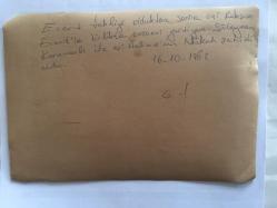 TÜRKİYE CUMHURİYETİ ESKİ BAŞBAKANI BÜLENT ECEVİT'İN ORİJİNAL AJANS-BASIN FOTOĞRAFI - 18 x 12 cm EBADINDA - BÜLENT ECEVİT, 12 EYLÜL DARBESİ TUTUKLAMASI SONRASINDA TAHLİYE OLDUKTAN SONRA CEZAEVİ GARDİYANI SÜLEYMAN KARAMANLI'NIN HATİCE KARAMANLI'YLA OLAN DÜĞÜNÜNDE EŞİ RAHŞAT ECEVİT'LE BİRLİKTE NİKAH ŞAHİDİ OLARAK YER ALDI. 16 EKİM 1982