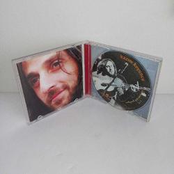 CD Kazım Koyuncu dünyada bir yerdeyim albümü. Dinlemeyi etkilemeyen çizikler var. Orijinal. sorunsuz çalışıyor.