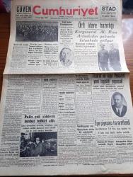 Cumhuriyet Gazetesi - 24 İkinciteşrin (Kasım) 1940 - garip bir tecelli yazan Nadir Nadi Başmakale - şimdi aynı hızla adriyatik sahillerine kaçmakta olan İtalyan süvarileri biri manevra gösterişinde fotoğraf - Yeni hedef Yugoslavya mı - Alman Macar ordularının beraber taarruza geçmeleri muhtemelmiş - Yunan orduları her cepheden adriyatiğe doğru iniyorlar - Mussolini'ye fiili cevabı pek kısa zamanda Yunan ordusu verdi - örfi idare hazırlığı - korgeneral Ali Rıza Artunkal yakında İstanbul'a geliyor fotoğraf - son kararımızın Londra'daki akisleri -  Tas Ajansı ve Bulgar ajansının tekzip yağmuru - inanılmayacak şey üniversitede mühim bir sahtekarlık - Almanya'dan alınan lokomotifler geliyor - şehrin ışıkları kısılırken dükkanlarda elektrik feneri alım satımı fotoğraf - haftanın şakaları yazan Burhan Felek - Biz koyun değiliz yazan Fazıl  Ahmet - küçük hikaye kendi filmi yazan Peride Celal - Balalayka filmi Melek sinemasında - Lorel Hardi haydutlar arasında filmi Saray sinemasında
