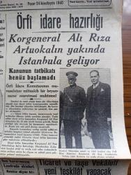 Cumhuriyet Gazetesi - 24 İkinciteşrin (Kasım) 1940 - garip bir tecelli yazan Nadir Nadi Başmakale - şimdi aynı hızla adriyatik sahillerine kaçmakta olan İtalyan süvarileri biri manevra gösterişinde fotoğraf - Yeni hedef Yugoslavya mı - Alman Macar ordularının beraber taarruza geçmeleri muhtemelmiş - Yunan orduları her cepheden adriyatiğe doğru iniyorlar - Mussolini'ye fiili cevabı pek kısa zamanda Yunan ordusu verdi - örfi idare hazırlığı - korgeneral Ali Rıza Artunkal yakında İstanbul'a geliyor fotoğraf - son kararımızın Londra'daki akisleri -  Tas Ajansı ve Bulgar ajansının tekzip yağmuru - inanılmayacak şey üniversitede mühim bir sahtekarlık - Almanya'dan alınan lokomotifler geliyor - şehrin ışıkları kısılırken dükkanlarda elektrik feneri alım satımı fotoğraf - haftanın şakaları yazan Burhan Felek - Biz koyun değiliz yazan Fazıl  Ahmet - küçük hikaye kendi filmi yazan Peride Celal - Balalayka filmi Melek sinemasında - Lorel Hardi haydutlar arasında filmi Saray sinemasında