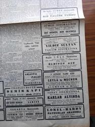 Cumhuriyet Gazetesi - 24 İkinciteşrin (Kasım) 1940 - garip bir tecelli yazan Nadir Nadi Başmakale - şimdi aynı hızla adriyatik sahillerine kaçmakta olan İtalyan süvarileri biri manevra gösterişinde fotoğraf - Yeni hedef Yugoslavya mı - Alman Macar ordularının beraber taarruza geçmeleri muhtemelmiş - Yunan orduları her cepheden adriyatiğe doğru iniyorlar - Mussolini'ye fiili cevabı pek kısa zamanda Yunan ordusu verdi - örfi idare hazırlığı - korgeneral Ali Rıza Artunkal yakında İstanbul'a geliyor fotoğraf - son kararımızın Londra'daki akisleri -  Tas Ajansı ve Bulgar ajansının tekzip yağmuru - inanılmayacak şey üniversitede mühim bir sahtekarlık - Almanya'dan alınan lokomotifler geliyor - şehrin ışıkları kısılırken dükkanlarda elektrik feneri alım satımı fotoğraf - haftanın şakaları yazan Burhan Felek - Biz koyun değiliz yazan Fazıl  Ahmet - küçük hikaye kendi filmi yazan Peride Celal - Balalayka filmi Melek sinemasında - Lorel Hardi haydutlar arasında filmi Saray sinemasında