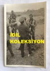 TÜRKİYE CUMHURİYETİ ESKİ BAŞBAKANI BÜLENT ECEVİT'İN OLAYLI GEREDE MİTİNGİNİN ORİJİNAL AJANS-BASIN FOTOĞRAFI - 18 x 12 cm EBADINDA - BÜLENT ECEVİT'İN GEREDE MİTİNGİNDE MEYDANA GELEN OLAYLARDA ÇEKİLMİŞ BİR KARE, HAZİRAN 1975