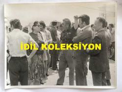 TÜRKİYE CUMHURİYETİ ESKİ BAŞBAKANI BÜLENT ECEVİT'İN OLAYLI GEREDE MİTİNGİNİN ORİJİNAL AJANS-BASIN BÜYÜK BOY FOTOĞRAFI - 24 x 18 cm EBADINDA - BÜLENT ECEVİT'İN GEREDE MİTİNGİNDE MEYDANA GELEN OLAYLARDA ÇEKİLMİŞ BİR KARE, HAZİRAN 1975